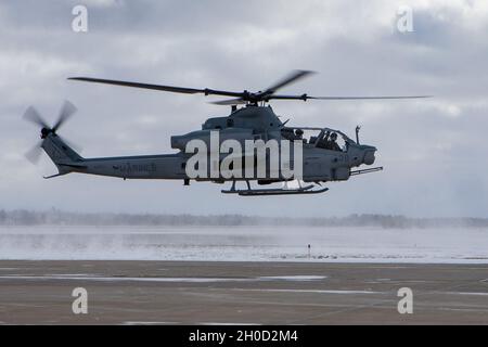 Un AH-1Z Viper decollo presso il Centro di formazione per la preparazione al combattimento di Alpena, Michigan, 28 gennaio 2021. Marines con Marine Light Attack Helicopter Squadron 167 (HMLA-167) addestrato con i soldati della Michigan Air National Guard per condurre operazioni di spedizione in un ambiente freddo. HMLA-167 è un'unità subordinata della seconda Ala di aerei marini, l'elemento di combattimento aereo della II forza di spedizione marina. Foto Stock