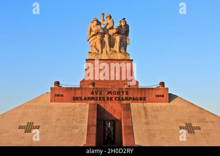 La prima guerra mondiale Ferme de Navarin Memorial e Ossuary (le Monument aux morts des Armees de Champagne) a Souain-Perthes-les-Hurlus (Marna), Francia Foto Stock