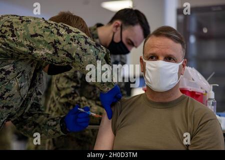 Il Capt. Erik Thors, comandante del comando di addestramento del reclutamento (RTC), riceve il vaccino moderno COVID-19 presso la caserma USS Theodore Roosevelt reclutare presso la RTC. Più di 40,000 reclute si allenano ogni anno presso l'unico campo di stivali della Marina. Foto Stock