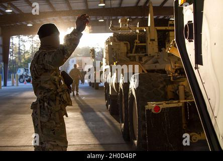 Un Paratrooper assegnato al 1° Battaglione, 508° Regiment di fanteria paracadutista, 3° Team di combattimento Brigata, 82a Divisione Airborne guida i veicoli attraverso Fort Bragg, N.C. durante un esercizio di preparazione all'implementazione, 28 gennaio 2021. Foto Stock