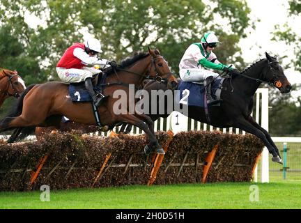 Ogni domenica di Givin cavalcata dal jockey Jonjo o'Neill Jr (a destra) vince l'ostacolo della Racing TV Novices con il Percy's World cavalcato dal jockey Harry Skelton secondo all'ippodromo di Huntingdon. Data foto: Martedì 12 ottobre 2021. Foto Stock