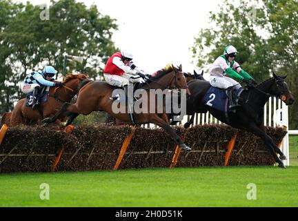 Ogni domenica di Givin cavalcata dal jockey Jonjo o'Neill Jr (a destra) vince l'ostacolo della Racing TV Novices con il Percy's World cavalcato dal jockey Harry Skelton secondo all'ippodromo di Huntingdon. Data foto: Martedì 12 ottobre 2021. Foto Stock