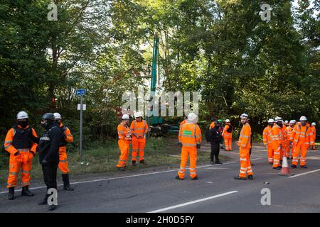 Wendover, Regno Unito. 10 ottobre 2021. Gli agenti dell'Eviction Team Nazionale (NET) utilizzano una gru per tentare di sottrarsi agli attivisti ambientali contrari al collegamento ferroviario ad alta velocità HS2 dal campo di resistenza attiva (GUERRA) di Wendover. IL campo DI GUERRA, che contiene case di alberi, gallerie, una gabbia e una torre di 15 metri, è attualmente il più grande dei campi di protesta allestiti dagli attivisti della Stop HS2 lungo la fase 1 dell'HS2 tra Londra e Birmingham. Credit: Mark Kerrison/Alamy Live News Foto Stock