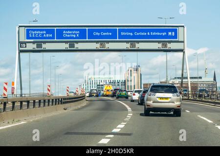 Gantry a soffitto con indicatori di corsia e limiti di velocità digitali variabili sull'autostrada M8 che si avvicina al Kingston Bridge a Glasgow. Foto Stock