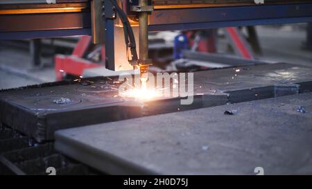 Schemi di saldatura su metallo in fabbrica. Clip. Macchina automatizzata per la saldatura di cordoni in fabbrica. Macchina di fabbrica per la creazione di modelli su metallo mediante saldatura. Foto Stock