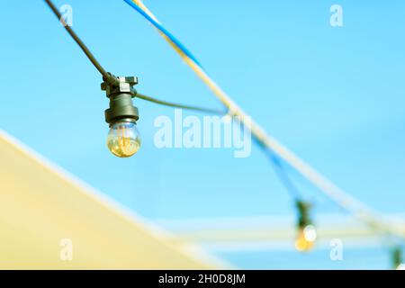 Fila piccole lampadine per esterni, giorno Foto Stock