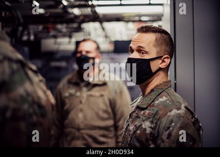 I membri dell'Aeronautica militare statunitense del Team Scott Brief Maj. Gen. Thad Bibb, 18° comandante dell'Aeronautica militare e Capo Maestro Sgt. Chad Bickley, diciottesimo capo di comando dell'aeronautica militare, circa il 375a squadra di Cyber Operations e le loro capacità durante un tour di base, il 29 gennaio 2021, sulla base dell'aeronautica militare Scott, Il XVIII AF ha più di 400 velivoli per la mobilità che sono fondamentali per sostenere la missione principale di AMC di proiettare la forza congiunta attraverso il sollevamento aereo, il rifornimento di aria, l’evacuazione aeromedica e il supporto della mobilità globale, garantendo al contempo una deterrenza strategica per sostenere gli strumenti militari e diplomatici americani del po Foto Stock