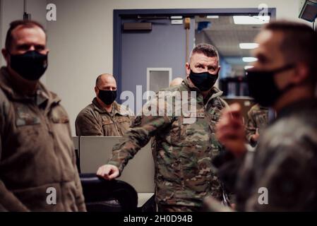 I membri dell'Aeronautica militare statunitense del Team Scott Brief Maj. Gen. Thad Bibb, 18° comandante dell'Aeronautica militare e Capo Maestro Sgt. Chad Bickley, diciottesimo capo di comando dell'aeronautica militare, circa il 375a squadra di Cyber Operations e le loro capacità durante un tour di base, il 29 gennaio 2021, sulla base dell'aeronautica militare Scott, Il XVIII AF ha più di 400 velivoli per la mobilità che sono fondamentali per sostenere la missione principale di AMC di proiettare la forza congiunta attraverso il sollevamento aereo, il rifornimento di aria, l’evacuazione aeromedica e il supporto della mobilità globale, garantendo al contempo una deterrenza strategica per sostenere gli strumenti militari e diplomatici americani del po Foto Stock