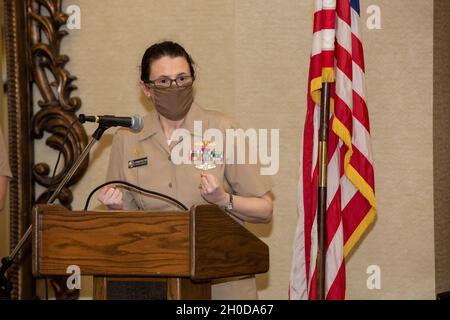 Dianna Wolfson, comandante del cantiere navale di Norfolk, ha celebrato i risultati del nuovo Chief Petty Officer (CPO) Selectees durante la cerimonia di pinning CPO del 29 gennaio. Foto Stock