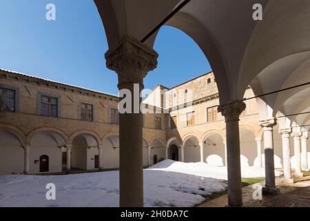 Chiostro Palazzo Ducale, Urbania, Marche, Italia, Europa Foto Stock