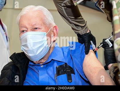 Col. (Ret.) Orville Hughes, un veterano della seconda guerra mondiale di 99 anni, riceve un vaccino COVID-19, 30 gennaio 2021, presso il Veterans Affairs Medical Center di Baltimora, Maryland. I membri del Maryland state Medical Readiness distaccment, Maryland National Guard, hanno lavorato con il Dipartimento degli Affari dei Veterani per somministrare centinaia di vaccini ai veterani. Foto Stock