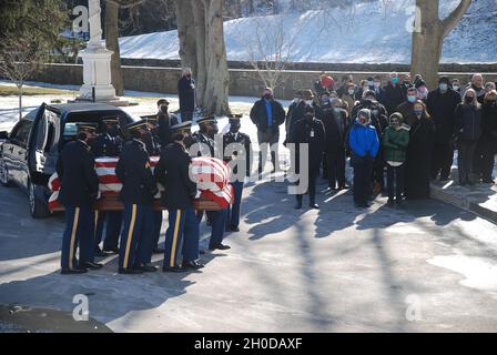 I membri della Guardia Nazionale dell'Esercito di New York premieranno pienamente i militari durante il funerale del Chief Warrant Officer 2 Daniel Prial a West Point, N.Y. il 30 gennaio 2021. Prial, un Warwick, N.Y. nativo e laureato di West Point che ha accettato una commissione ufficiale di garanzia per servire nella Guardia Nazionale di New York, era uno dei tre soldati che sono morti in un incidente di elicottero di evacuazione medica della Guardia Nazionale UH-60 vicino Rochester il 20 gennaio. Foto Stock