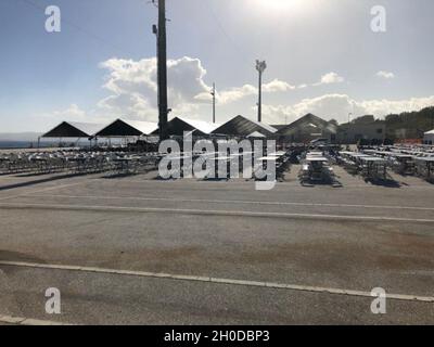 Durante la scalata portuale della USS Theodore Roosevelt alla base navale Guam, la nave ha richiesto l’aiuto della NEX per una Sandbox Liberty sul molo. Il NEX ha eretto 18 tende per un totale di 12,200 m2, che includevano illuminazione a LED per ogni tenda e 100 porte di ricarica per telefoni cellulari ed elettronica di piccole dimensioni. Il Navy Exchange Service Command (NEXCOM) è composto da 14,000 dipendenti in tutto il mondo che facilitano sei linee di business, negozi al dettaglio NEX, il programma Navy Lodge, il programma Telecommunications, il centro di ricerca Navy Clothing and Textile, il programma Ships Store e l'Ufficio di gestione del programma uniforme. Foto Stock