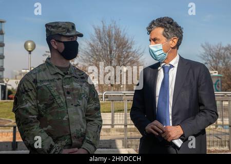 Joseph Matthews, comandante vicentino della Clinica sanitaria militare degli Stati Uniti, a sinistra, e Giovanni Pavesi, direttore generale ULSS 8 Berica, si rivolse ai media durante la consegna di forniture mediche presso l'Ospedale San Bortolo di Vicenza, 1 febbraio 2021. L'Esercito Garrison Italia degli Stati Uniti ha contribuito a consegnare forniture mediche per un valore di 500,000 dollari agli ospedali italiani di Vicenza, Pisa e Livorno. Foto Stock