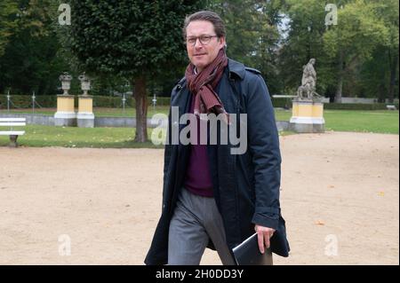 Neschwitz, Germania. 12 ottobre 2021. Andreas Scheuer (CSU), ministro federale dei trasporti e delle infrastrutture digitali, arriva a una cerimonia nel castello e nel parco di Neschwitz per celebrare il completamento dell'espansione della banda larga nel distretto di Bautzen. Il progetto della banda larga, finanziato dalla Repubblica federale di Germania e dal libero Stato di Sassonia, è stato attuato in 55 comuni del distretto. Credit: Kahnert/dpa-Zentralbild/dpa/Alamy Live News Foto Stock