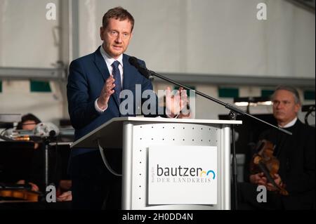 Neschwitz, Germania. 12 ottobre 2021. Michael Kretschmer (CDU), primo ministro della Sassonia, parla ad una cerimonia in una tenda nel castello e nel parco di Neschwitz per segnare il completamento dell'espansione della banda larga nel distretto di Bautzen. Il progetto della banda larga, finanziato dalla Repubblica federale di Germania e dal libero Stato di Sassonia, è stato attuato in 55 comuni del distretto. Credit: Kahnert/dpa-Zentralbild/dpa/Alamy Live News Foto Stock