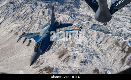 Un F-16 Fighting Falcon jet assegnato al 64esimo Aggressor Squadron si rompe dopo aver rifornito il Nevada Test and Training Range durante un esercizio Red Flag 21-1 1 febbraio 2021. Red Flag allena piloti e equipaggi aerei per costruire una forza di coalizione più letale, resiliente e adattabile. Foto Stock