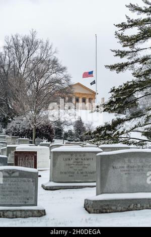 Sezione 45 con la Casa di Arlington sullo sfondo dopo una tempesta di neve al cimitero nazionale di Arlington, Arlington, Virginia, 1 febbraio 2021. Foto Stock