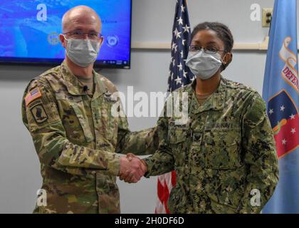 Il Naval Medical Center Camp Lejeune ha recentemente ospitato il Direttore per l'Agenzia per la Salute della Difesa, il tenente Generale dell'Esercito degli Stati Uniti Ronald Place e il leader senior enlisted per l'Agenzia per la Salute della Difesa, il comando militare degli Stati Uniti Sergente maggiore Michael L. Gragg. I leader si sono incontrati con i membri del personale, hanno visitato il Medical Center e hanno condotto un municipio per i dipendenti. Foto Stock