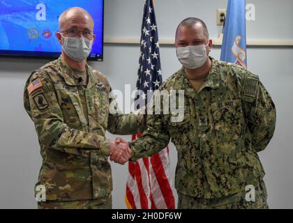 Il Naval Medical Center Camp Lejeune ha recentemente ospitato il Direttore per l'Agenzia per la Salute della Difesa, il tenente Generale dell'Esercito degli Stati Uniti Ronald Place e il leader senior enlisted per l'Agenzia per la Salute della Difesa, il comando militare degli Stati Uniti Sergente maggiore Michael L. Gragg. I leader si sono incontrati con i membri del personale, hanno visitato il Medical Center e hanno condotto un municipio per i dipendenti. Foto Stock