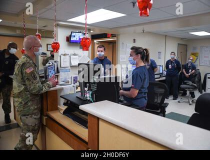 Il Naval Medical Center Camp Lejeune ha recentemente ospitato il Direttore per l'Agenzia per la Salute della Difesa, il tenente Generale dell'Esercito degli Stati Uniti Ronald Place e il leader senior enlisted per l'Agenzia per la Salute della Difesa, il comando militare degli Stati Uniti Sergente maggiore Michael L. Gragg. I leader si sono incontrati con i membri del personale, hanno visitato il Medical Center e hanno condotto un municipio per i dipendenti. Foto Stock