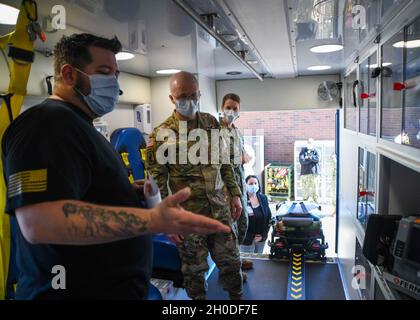 Il Naval Medical Center Camp Lejeune ha recentemente ospitato il Direttore per l'Agenzia per la Salute della Difesa, il tenente Generale dell'Esercito degli Stati Uniti Ronald Place e il leader senior enlisted per l'Agenzia per la Salute della Difesa, il comando militare degli Stati Uniti Sergente maggiore Michael L. Gragg. I leader si sono incontrati con i membri del personale, hanno visitato il Medical Center e hanno condotto un municipio per i dipendenti. Foto Stock