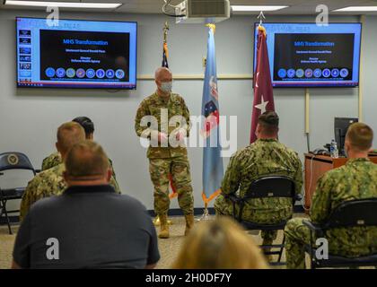 Il Naval Medical Center Camp Lejeune ha recentemente ospitato il Direttore per l'Agenzia per la Salute della Difesa, il tenente Generale dell'Esercito degli Stati Uniti Ronald Place e il leader senior enlisted per l'Agenzia per la Salute della Difesa, il comando militare degli Stati Uniti Sergente maggiore Michael L. Gragg. I leader si sono incontrati con i membri del personale, hanno visitato il Medical Center e hanno condotto un municipio per i dipendenti. Foto Stock