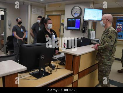 Il Naval Medical Center Camp Lejeune ha recentemente ospitato il Direttore per l'Agenzia per la Salute della Difesa, il tenente Generale dell'Esercito degli Stati Uniti Ronald Place e il leader senior enlisted per l'Agenzia per la Salute della Difesa, il comando militare degli Stati Uniti Sergente maggiore Michael L. Gragg. I leader si sono incontrati con i membri del personale, hanno visitato il Medical Center e hanno condotto un municipio per i dipendenti. Foto Stock