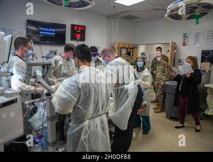 Il Naval Medical Center Camp Lejeune ha recentemente ospitato il Direttore per l'Agenzia per la Salute della Difesa, il tenente Generale dell'Esercito degli Stati Uniti Ronald Place e il leader senior enlisted per l'Agenzia per la Salute della Difesa, il comando militare degli Stati Uniti Sergente maggiore Michael L. Gragg. I leader si sono incontrati con i membri del personale, hanno visitato il Medical Center e hanno condotto un municipio per i dipendenti. Foto Stock