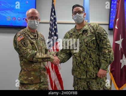 Il Naval Medical Center Camp Lejeune ha recentemente ospitato il Direttore per l'Agenzia per la Salute della Difesa, il tenente Generale dell'Esercito degli Stati Uniti Ronald Place e il leader senior enlisted per l'Agenzia per la Salute della Difesa, il comando militare degli Stati Uniti Sergente maggiore Michael L. Gragg. I leader si sono incontrati con i membri del personale, hanno visitato il Medical Center e hanno condotto un municipio per i dipendenti. Foto Stock