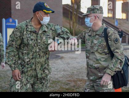 Il Naval Medical Center Camp Lejeune ha recentemente ospitato il Direttore per l'Agenzia per la Salute della Difesa, il tenente Generale dell'Esercito degli Stati Uniti Ronald Place e il leader senior enlisted per l'Agenzia per la Salute della Difesa, il comando militare degli Stati Uniti Sergente maggiore Michael L. Gragg. I leader si sono incontrati con i membri del personale, hanno visitato il Medical Center e hanno condotto un municipio per i dipendenti. Foto Stock