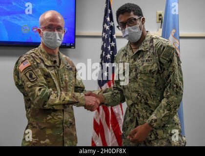 Il Naval Medical Center Camp Lejeune ha recentemente ospitato il Direttore per l'Agenzia per la Salute della Difesa, il tenente Generale dell'Esercito degli Stati Uniti Ronald Place e il leader senior enlisted per l'Agenzia per la Salute della Difesa, il comando militare degli Stati Uniti Sergente maggiore Michael L. Gragg. I leader si sono incontrati con i membri del personale, hanno visitato il Medical Center e hanno condotto un municipio per i dipendenti. Foto Stock