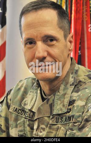 Briga. Il Gen. Stephen Iacovelli è un soldato cittadino che detiene due posizioni come reservist – vice comandante generale, Riserva dell'Esercito, CASCOM; e comandante generale, 94th Divisione di formazione (supporto della forza) – ma è anche un esecutivo con una società informatica con sede nell'area del Triangolo di Ricerca del North Carolina ( Foto Stock