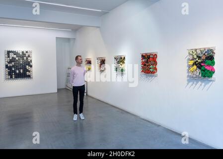 Londra, Regno Unito. 12 ottobre 2021. Una vista generale dello spazio della galleria. Anteprima di una nuova mostra di Jacob Hashimoto alla Galleria Ronchini di Mayfair. Il continuo interesse dell’artista di New York per la produzione di aquiloni viene presentato attraverso una collezione di “aquiloni” di carta in composizioni ondulate e interattive. Lo spettacolo si svolge dal 13 ottobre al 23 dicembre 2021. Credit: Stephen Chung / Alamy Live News Foto Stock