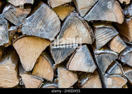 pila di legno tritato, primo piano e sfondo pieno Foto Stock