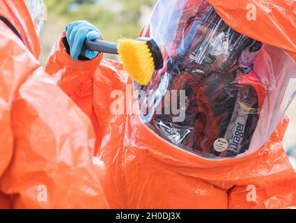 I membri della 101a CST dell'Idaho passano attraverso la stazione di decontaminazione dopo aver raccolto campioni dell'agente pericoloso. La 101a squadra di supporto civile della Guardia Nazionale dell'Idaho è stata tra la 102° CST della Guardia Nazionale dell'Oregon e la 92° CST della Guardia Nazionale del Nevada, a sostegno della 95° CST della Guardia Nazionale della California in un esercizio su larga scala di più giorni nella California del Nord dal 1 al 5 febbraio 2020. L'esercizio, BAYEX 2021, ha testato la capacità di rispondere a scenari di addestramento nella zona della baia di San Francisco, coinvolgendo armi di emergenza di distruzione di massa. Risultati biologicamente utilizzabili sono stati simulati all'interno di un Foto Stock