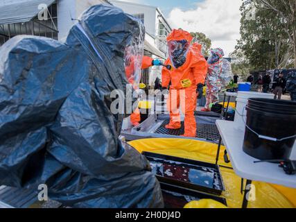 I membri della 101a CST dell'Idaho passano attraverso la stazione di decontaminazione dopo aver raccolto campioni dell'agente pericoloso. La 101a squadra di supporto civile della Guardia Nazionale dell'Idaho è stata tra la 102° CST della Guardia Nazionale dell'Oregon e la 92° CST della Guardia Nazionale del Nevada, a sostegno della 95° CST della Guardia Nazionale della California in un esercizio su larga scala di più giorni nella California del Nord dal 1 al 5 febbraio 2020. L'esercizio, BAYEX 2021, ha testato la capacità di rispondere a scenari di addestramento nella zona della baia di San Francisco, coinvolgendo armi di emergenza di distruzione di massa. Risultati biologicamente utilizzabili sono stati simulati all'interno di un Foto Stock