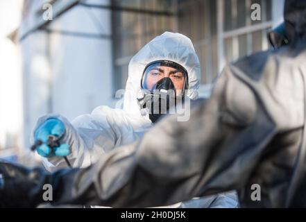 I membri della 101a CST dell'Idaho passano attraverso la stazione di decontaminazione dopo aver raccolto campioni dell'agente pericoloso. La 101a squadra di supporto civile della Guardia Nazionale dell'Idaho è stata tra la 102° CST della Guardia Nazionale dell'Oregon e la 92° CST della Guardia Nazionale del Nevada, a sostegno della 95° CST della Guardia Nazionale della California in un esercizio su larga scala di più giorni nella California del Nord dal 1 al 5 febbraio 2020. L'esercizio, BAYEX 2021, ha testato la capacità di rispondere a scenari di addestramento nella zona della baia di San Francisco, coinvolgendo armi di emergenza di distruzione di massa. Risultati biologicamente utilizzabili sono stati simulati all'interno di un Foto Stock