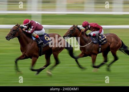 Foto di archivio datata 19-06-2020 di Golden Pal e Andrea Atzeni (a sinistra). Le vittorie back-to-back alla Breeders' Cup sono al prossimo ordine del giorno per Golden Pal dopo il suo ritorno alle vie vincenti di sabato. Data di emissione: Martedì 12 ottobre 2021. Foto Stock