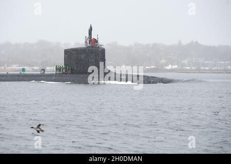 La USS Vermont (SSN 792) salirà sul Tamigi e oltrepasserà la città di New London, tornando a casa dopo aver condotto operazioni di routine alla base sottomarina New London mercoledì 3 febbraio 2021, mentre una breve nevicata passa attraverso la zona di Groton New London. Il diciannovesimo e più nuovo sottomarino di classe Virginia è la terza nave della Marina degli Stati Uniti ad essere nominato per lo stato di montagna Verde. Foto Stock