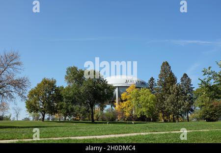 JAMESTOWN, NORTH DAKOTA - 3 ottobre 2021: Jamestown Water Tower, nel Fenton Park. Foto Stock