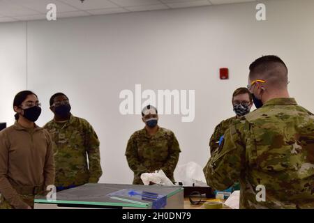 U.S. Air Force Tech Sgt. Daniel De la Garza, un 372o Squadrone di addestramento, distaccamento 12, F-35A Lightning II Low Observable Aircraft Structural Maintenance istruttore, insegna Airmen come completare una riparazione della pasta al distacco di addestramento sul campo alla base dell'aeronautica di Eielson, Alaska, 3 febbraio 2021. Questa abilità aiuta a riparare e ripristinare l'esterno dell'aeromobile in caso di danni quali danni alla vernice, alla grandine o agli uccelli. Foto Stock