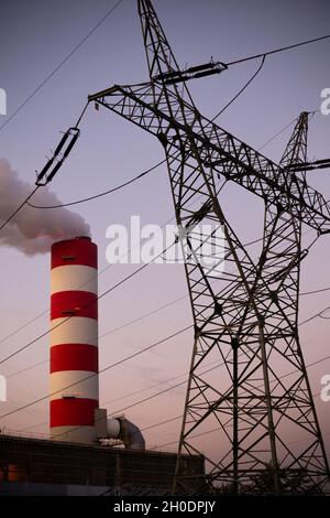 Primo piano per fumare camino della centrale a carbone di Rybnik sullo sfondo del cielo della sera. Foto scattata durante il crepuscolo sotto natu Foto Stock