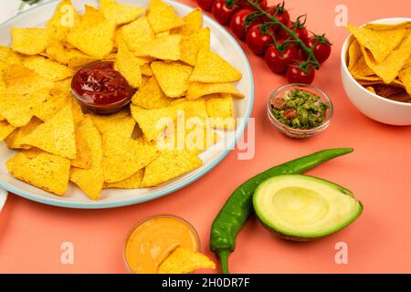 Nachos messicani patatine su un piatto con salsa e verdure. Deliziosi piatti messicani. Foto Stock