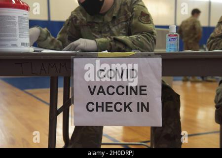 U.S. Air Force staff Sgt. Moriah McGaughey, l'NCO responsabile della sicurezza alimentare e della sanificazione delle strutture pubbliche del 18° Squadrone della preparazione medica operativa, attende di verificare i membri del servizio che ricevono la vaccinazione moderna alla base aerea di Kadena, Giappone, 4 febbraio 2021. Molti addetti alle emergenze e dirigenti stanno ricevendo la loro seconda dose di vaccino COVID-19. Foto Stock