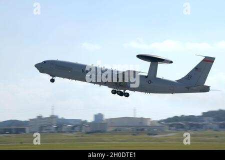 Un sistema di controllo e-3 Sentry Airborne Warning and Control System, del 961esimo Squadrone Airborne Air Control, decade in partecipazione al COPE North 21 dalla Kadena Air base, Giappone, 4 febbraio 2021. La missione dell'esercizio è quella di concentrarsi sul coordinamento di tattiche, tecniche e procedure aeree combinate, che accresce la sicurezza e la stabilità nella regione indoPacifico. Foto Stock