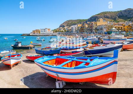 colorate barche da pesca nel porto di aspra, sicilia Foto Stock