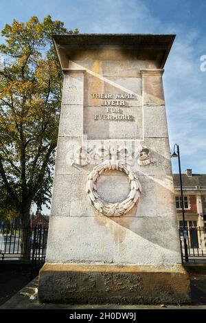 Cenotafi commemorativi di guerra a Kettering, Inghilterra, per coloro che sono morti combattendo nella prima guerra mondiale (la Grande Guerra), 1914-18. Foto Stock