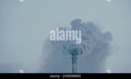 Questo fumo proveniente dal camino in una fabbrica. Emissioni nocive nell'atmosfera, dal tubo. Gravi danni all'ambiente. Foto Stock