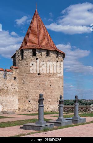 Bender, Moldavia 06.09.2021. Mura e torri della fortezza Tighina a Bender, Transnistria o Moldavia, in una giornata estiva soleggiata Foto Stock